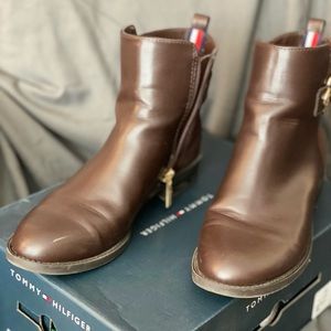 Tommy Hilfiger booties; size 7; brown; used